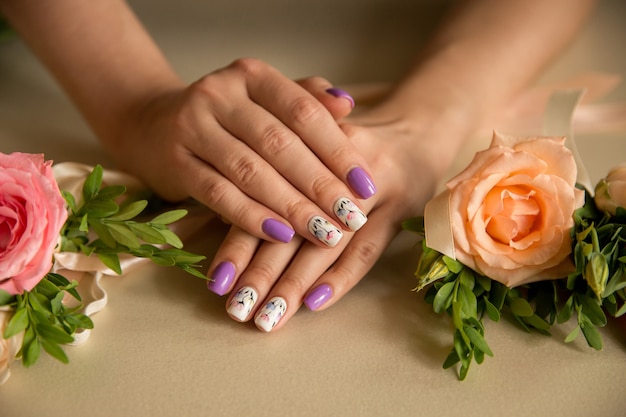 Unghie naturali con una bella manicure con fiori in fiore