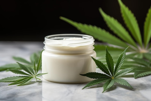 Unguento in crema con foglie di marijuana