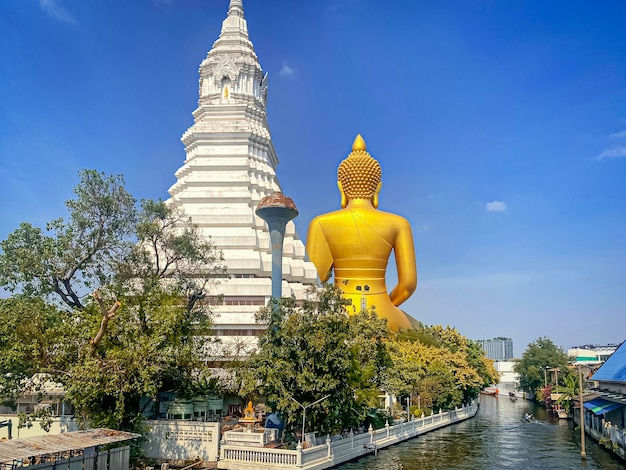 Unico tempio Wat Pak Nam Phasi Charoen a Bangkok in Thailandia