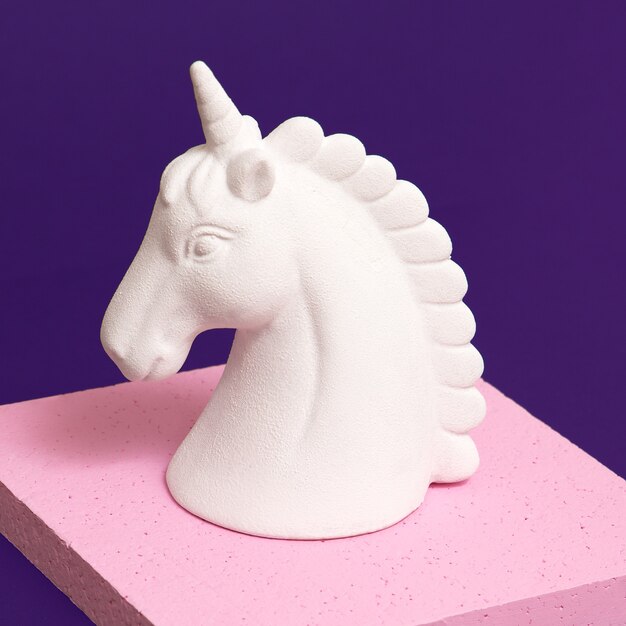 Unicorno bianco nello spazio della geometria. Arte creativa minima