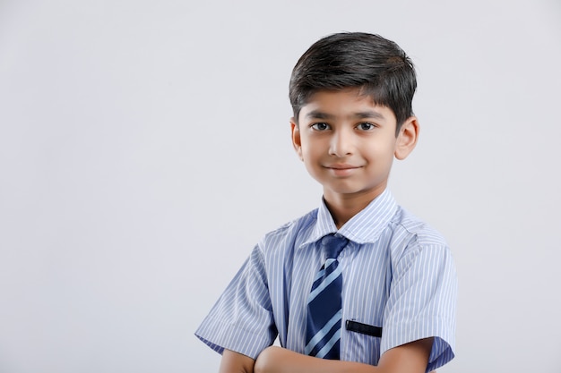 Uniforme d'uso del piccolo ragazzo di scuola indiano / asiatico indiano sveglio