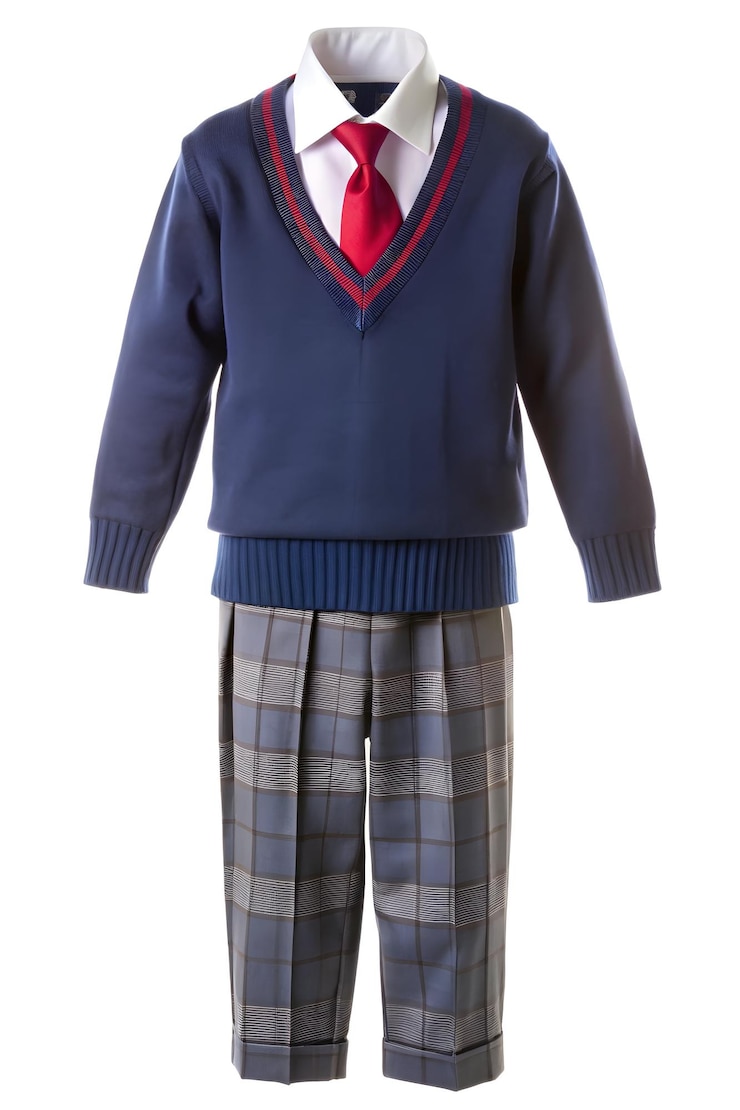 Foto uniforme scolastico su sfondo bianco