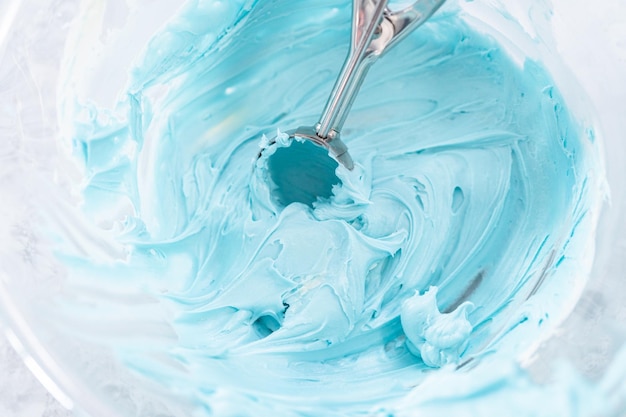 Unire il colorante alimentare blu alla glassa di crema al burro