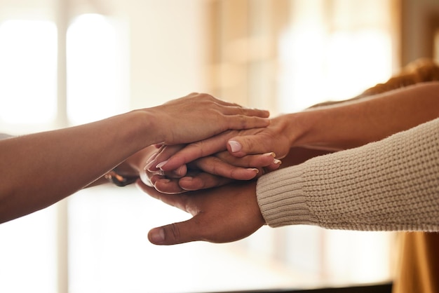 Unisci il lavoro di squadra e la collaborazione per sostenere la solidarietà e il team building in ufficio L'unità di cooperazione e il gruppo di uomini d'affari si stringono la mano o si stringono per la motivazione della fiducia e l'unione