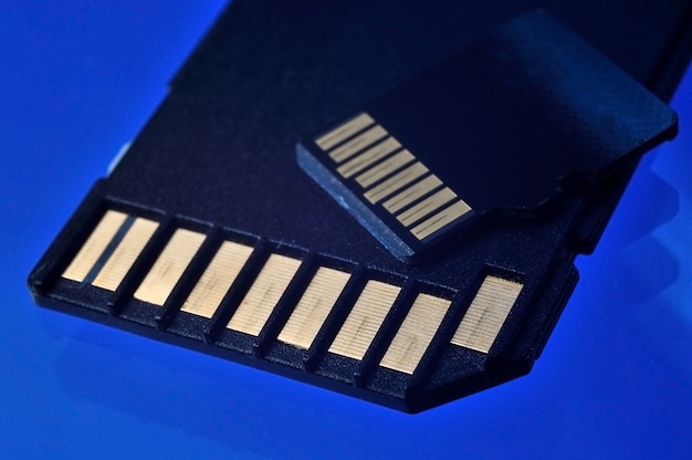 Unità flash Micro SD e adattatore per il primo piano.