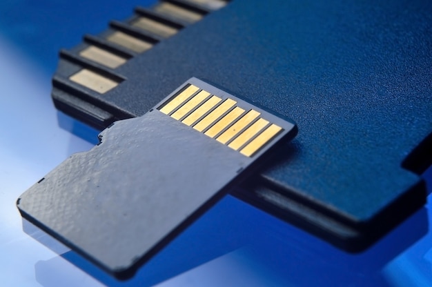 Unità flash Micro SD e adattatore per il primo piano.