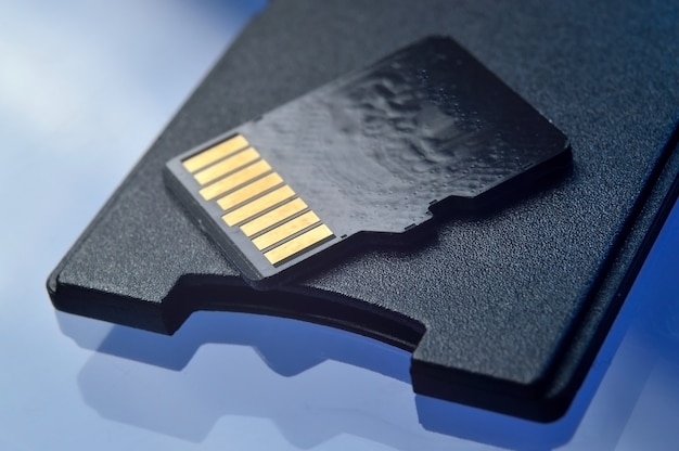 Unità flash Micro SD e adattatore per il primo piano.