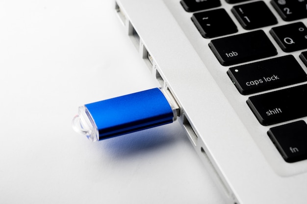 Unità flash USB sulla tastiera del computer portatile