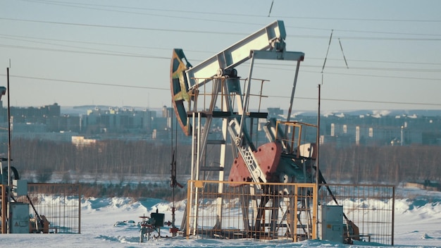 Unità operativa per la produzione di petrolio greggio sullo sfondo della città, industria petrolifera