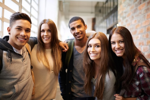 Università felice e ritratto di persone nel campus pronte per studiare educazione e apprendimento insieme Borsa di studio sulla diversità e studenti felici uomini e donne sorridono per l'accademia e l'università