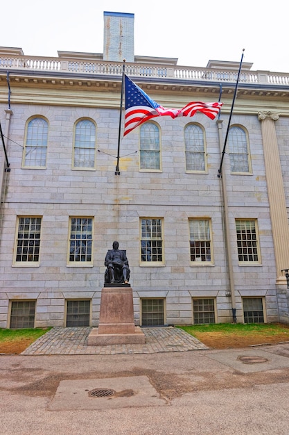 University Hall e la statua di John Harvard nel campus dell'Università di Harvard di Cambridge, Massachusetts, MA, USA. È un famoso monumento del fondatore dell'Università di Harvard in America.