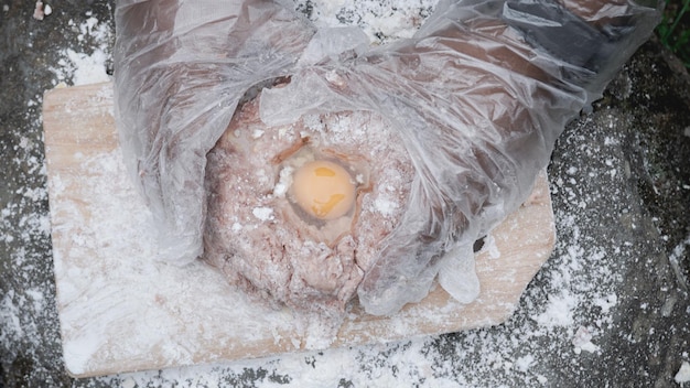 Uno chef che prepara hamburger su una roccia