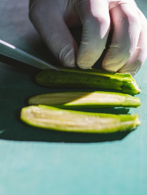 Uno chef che taglia le zucchine in cucina