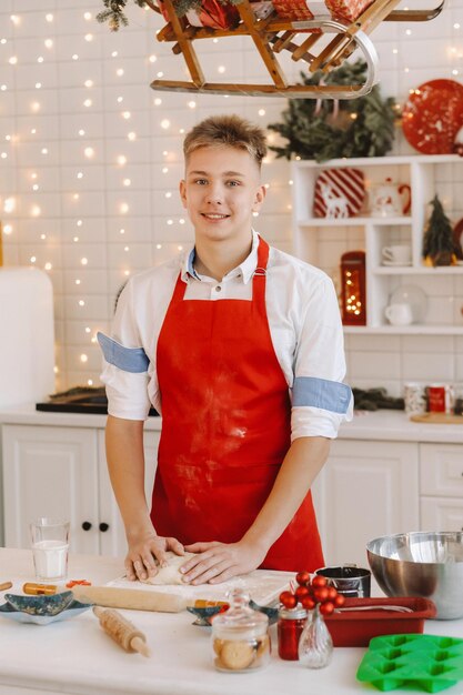 Uno chef maschio prepara l'impasto nella cucina di Natale prima del nuovo anno.