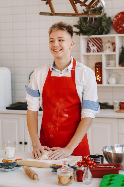 Uno chef maschio prepara l'impasto nella cucina di Natale prima del nuovo anno