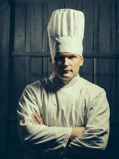 Uno chef maschio su sfondo grigio
