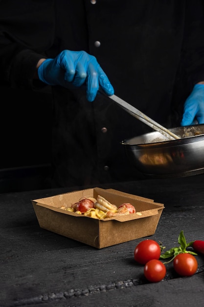 Uno chef prepara il cibo in una bancarella di cibo