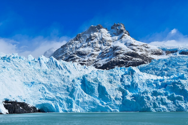 È uno dei ghiacciai confinanti tra Argentina e Cile.