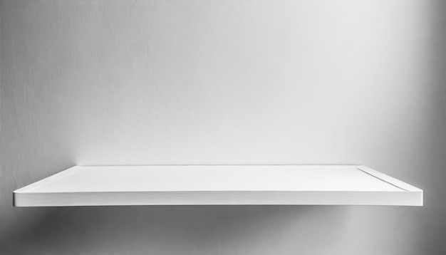 Uno scaffale bianco con una parete bianca dietro lo scaffale è fatto di legno con spazio libero come podio per la presentazione del prodotto