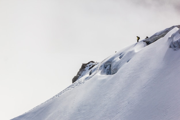 uno scalatore nel Mont Blanc