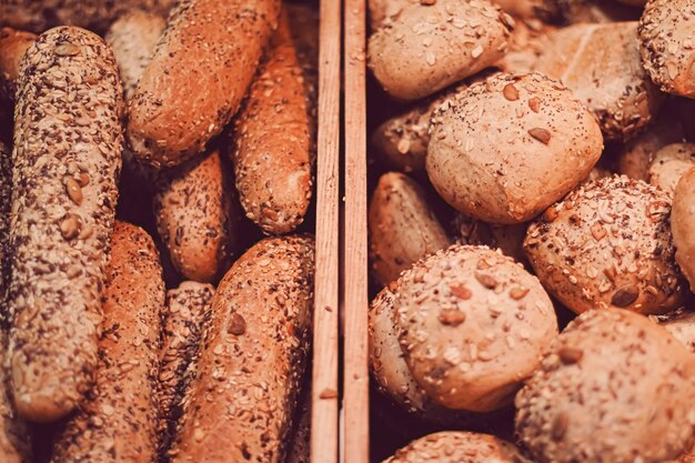 Uno scatto completo di pane.