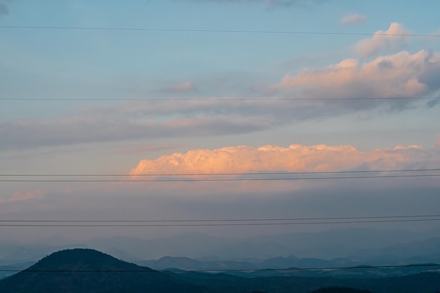 Uno scatto maestoso dell'impressionante catena montuosa a strati al tramonto