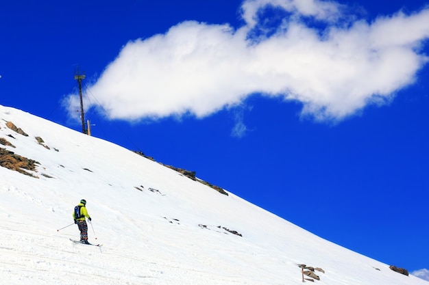 Uno sciatore che scende dal monte Elbrus, la vetta più alta d'Europa.