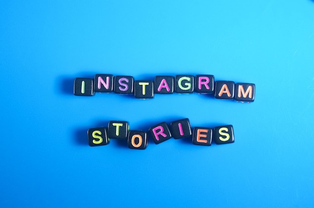 Uno sfondo blu con cubi che dicono la storia di Instagram su di essi