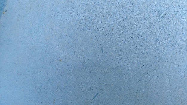 Uno sfondo blu con una macchia bianca.