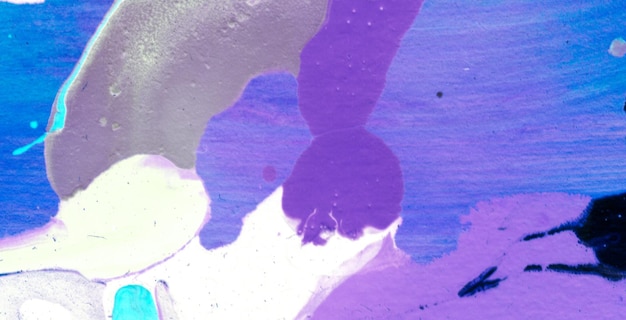 Uno sfondo blu e viola con un cerchio bianco al centro.