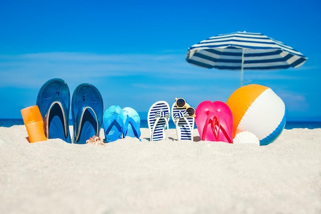 Uno sfondo di banner per le vacanze estive in spiaggia Infradito e cappello con