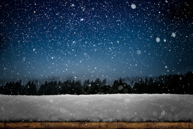 Uno sfondo di Natale invernale con neve sul legno