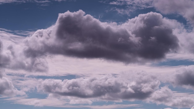 Uno sfondo natura nuvole bianche nel cielo blu