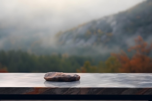 Uno sfondo nebbioso di montagna con un tavolo di marmo vuoto in primo piano IA generativa