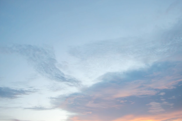Uno sfondo nuvoloso morbido, cielo blu con nuvola