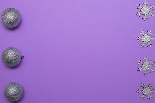 Uno sfondo viola con una penna bianca e una penna nera.