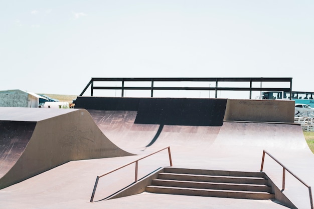 Uno skatepark vuoto nel parco pubblico della città. spot per sport estremi freestyle