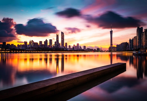 Uno skyline della città con un cielo rosa e arancione e la parola shanghai in basso