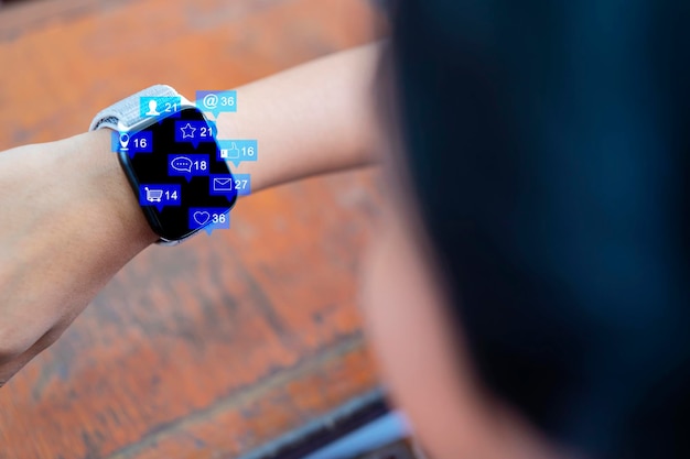 Uno smartwatch è un dispositivo informatico indossabile che ricorda da vicino le icone di comunicazione di un orologio da polso nell'applicazione su schermo Chatta messaggi di acquisto online come lettere amici