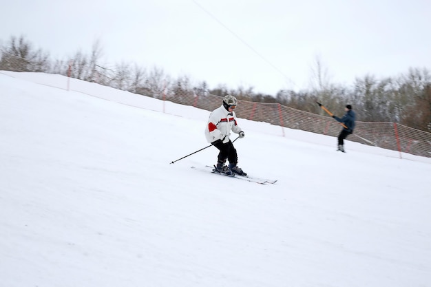 Uno snowboarder corre lungo un pendio nelle montagne alpine