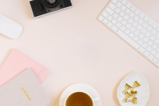 Uno spazio di lavoro femminile minimalista di un blogger o fotografo Flat giaceva con una tastiera