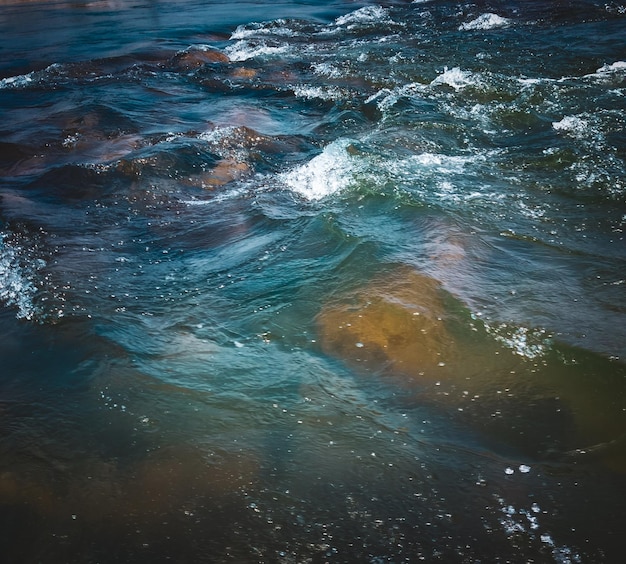 Uno specchio d'acqua blu e verde