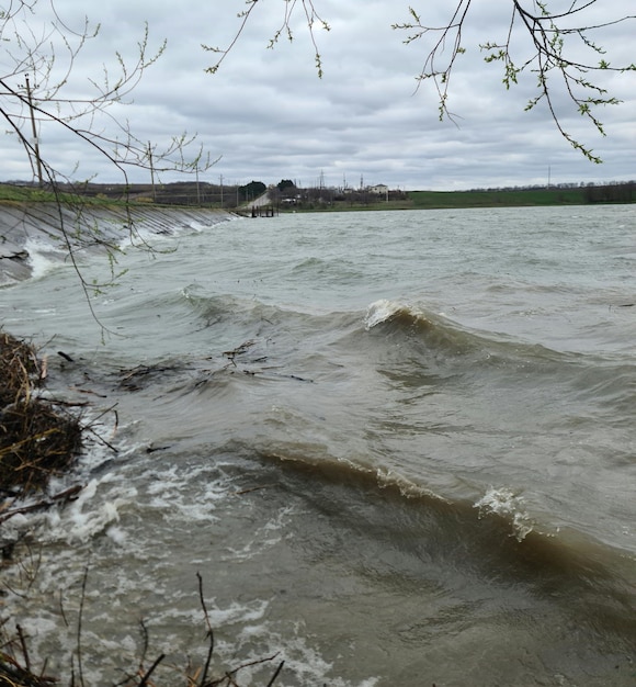 Uno specchio d'acqua con un ponte sullo sfondo