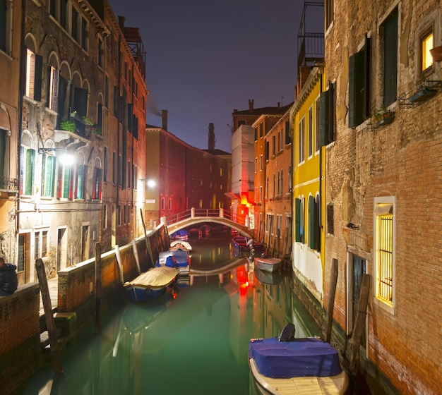 Uno stretto canale di Venezia di notte