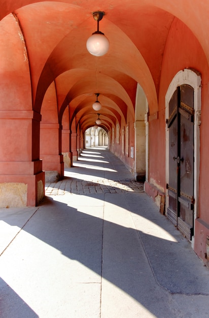 Uno stretto passaggio ad arco dipinto di rosso scuro nella vecchia Praga