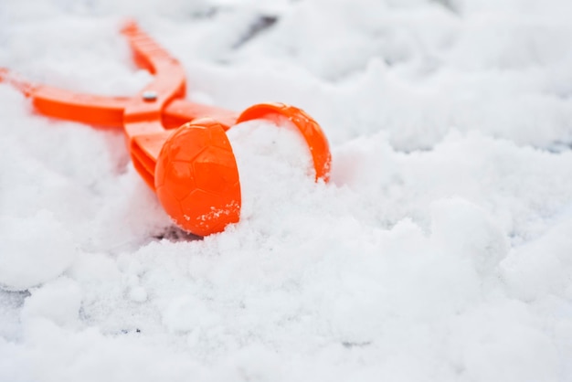 Uno strumento per modellare e fare palle di neve dalla neve per i giochi invernali dei bambini Giochi invernali per bambini con la neve