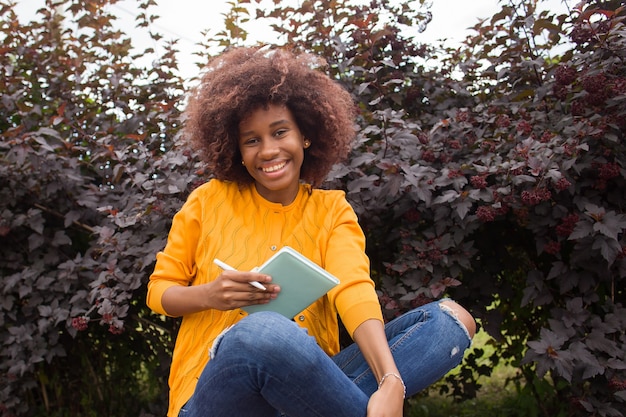 Uno studente afroamericano felice e giovane nel parco