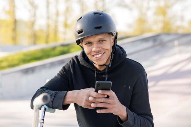 Uno studente aspetta i compagni di classe allo skatepark con la sua bici dopo la scuola