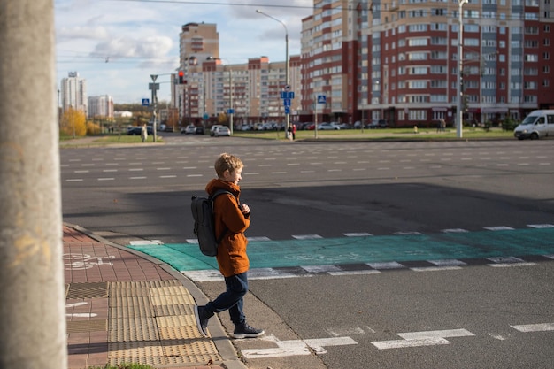 Uno studente attraversa la strada a un passaggio pedonale