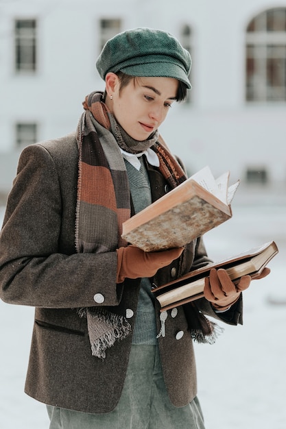 Uno studente di un romanzo storico legge un libro